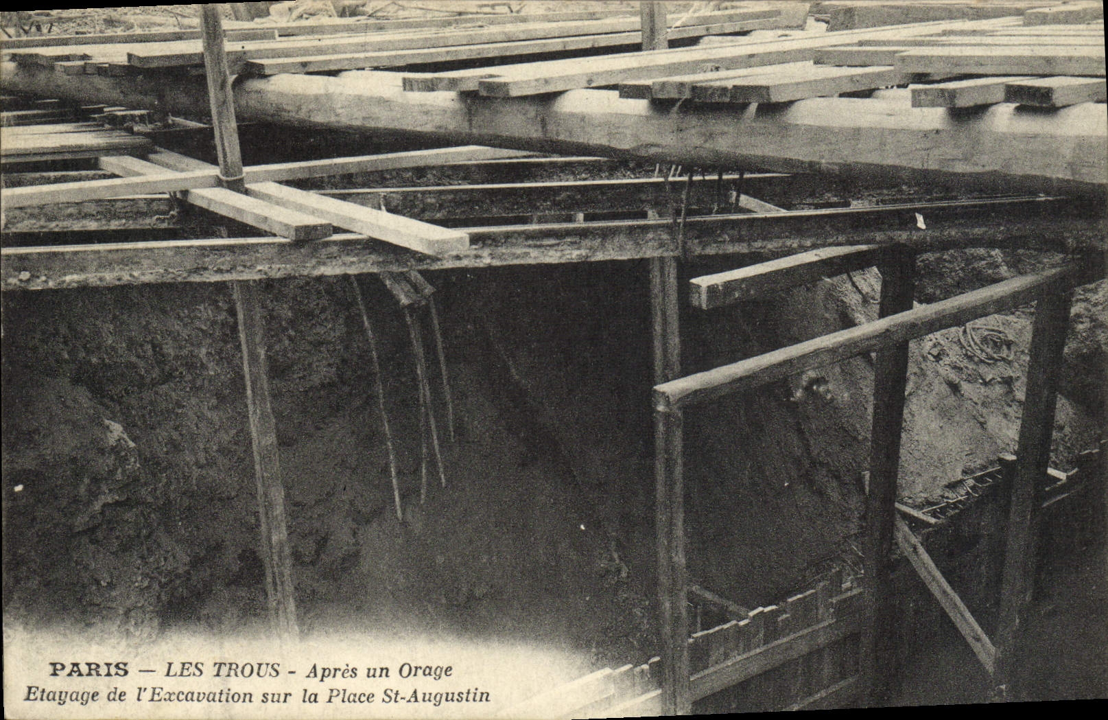 CPA Paris Les Trous Apres Un Orage Etayage De l'Excavation Sur La Place St Augustin