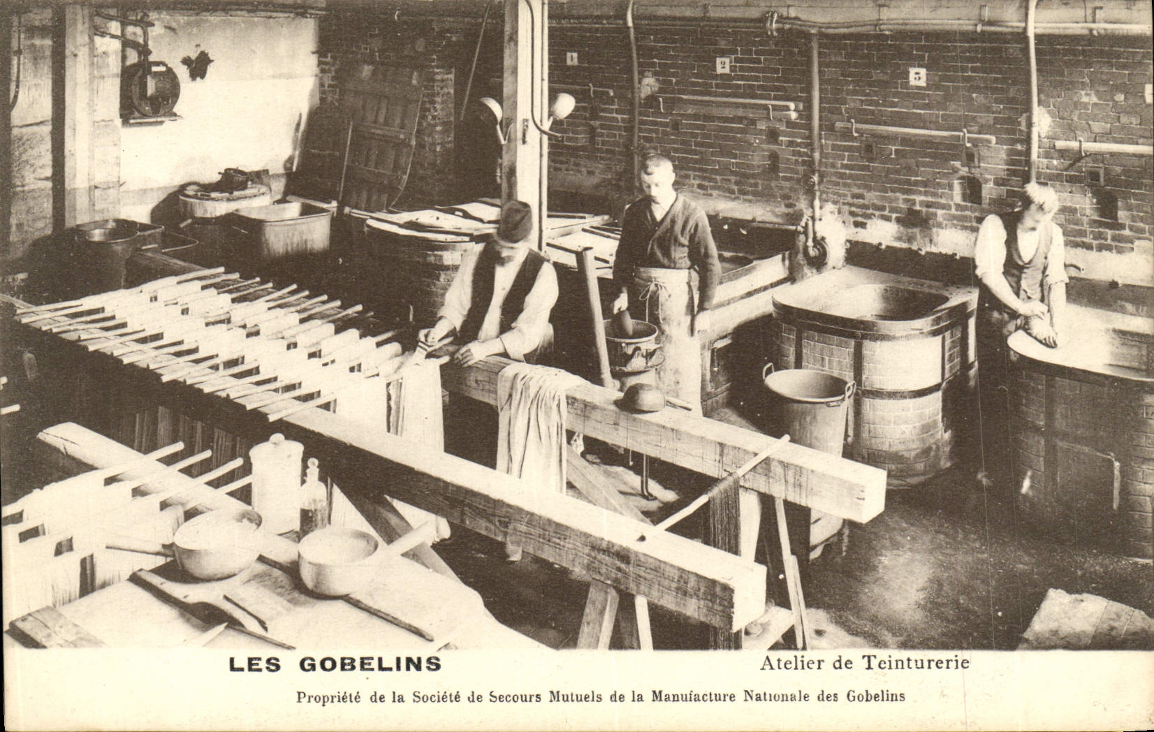 CPA Les Gobelins Atelier De Teinturerie Musee Paris