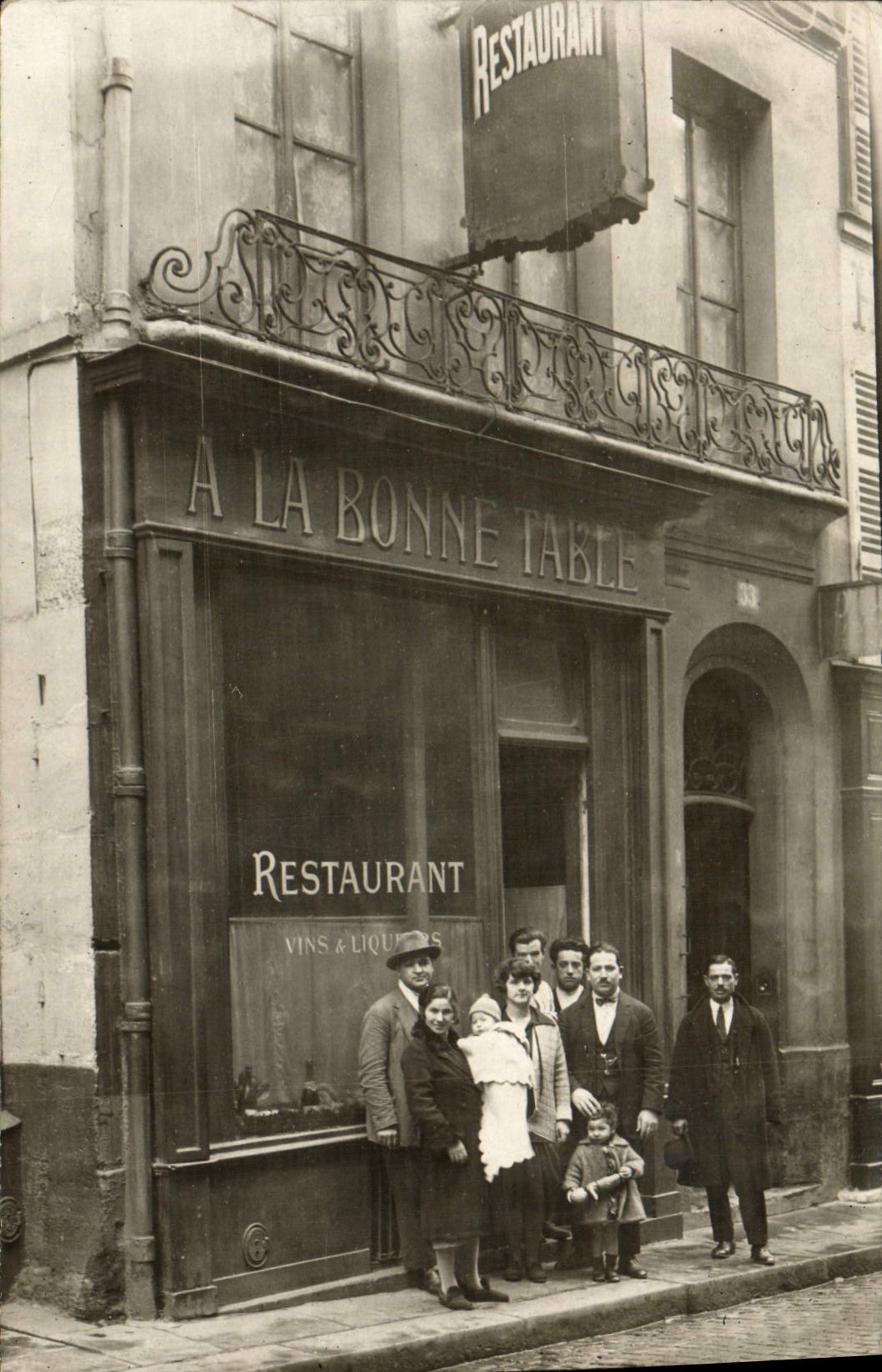 Real photo Paris Restoring with good food