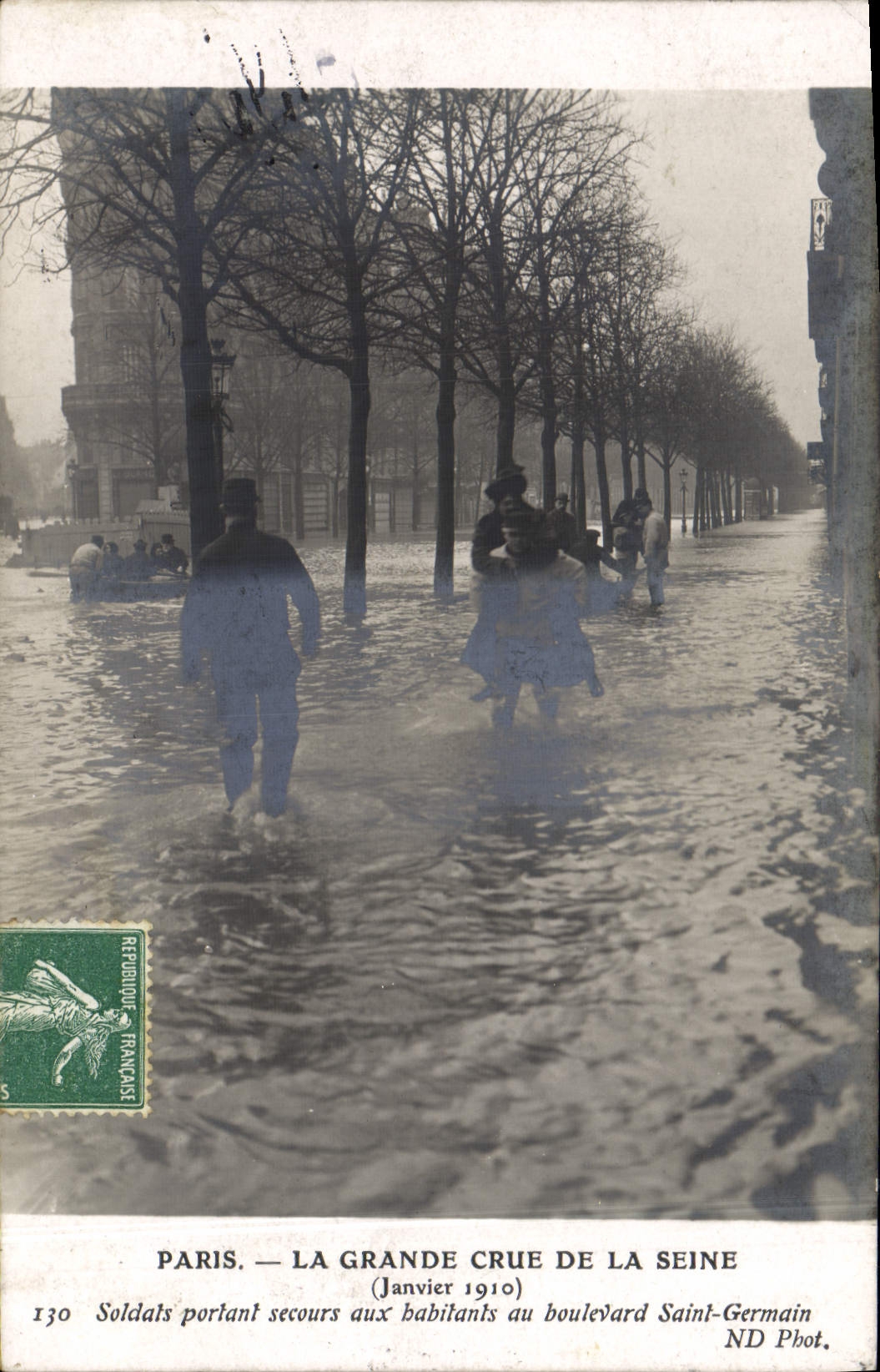 CPA Paris La Grande Crue De La Seine soldats Portant Secours Aux habitants au boulevard St Germain 