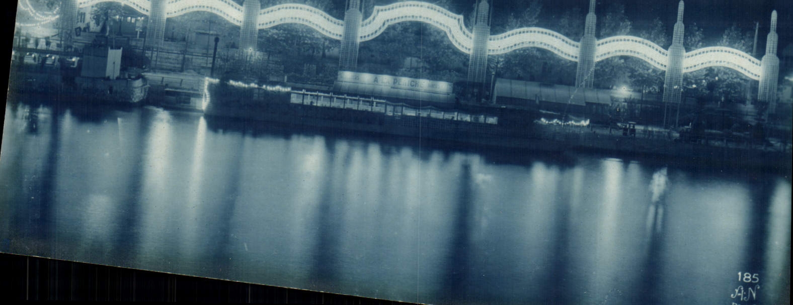 CPA Paris Exposition des Arts Decoratifs 1925 Vue de nuit L'horticulture sur le quai Albert 1er