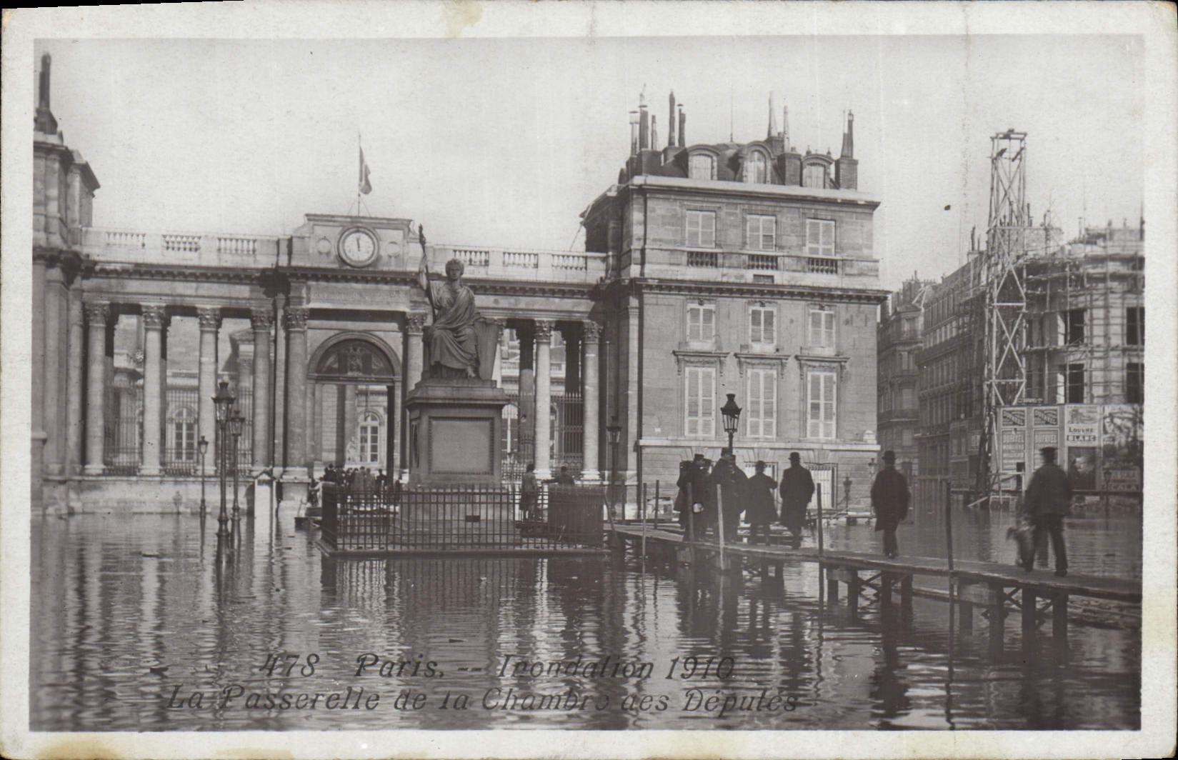 VINTAGE POSTCARD Paris Floods 1910 the footbridge of the House of Commons