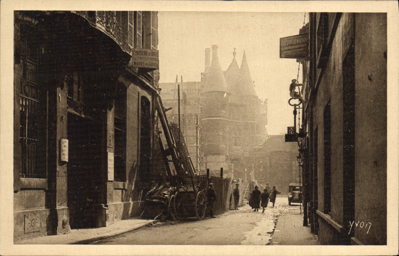 VINTAGE POSTCARD Paris While Strolling the hotel Olivier De Clisson Vu Of the Street Of Directs