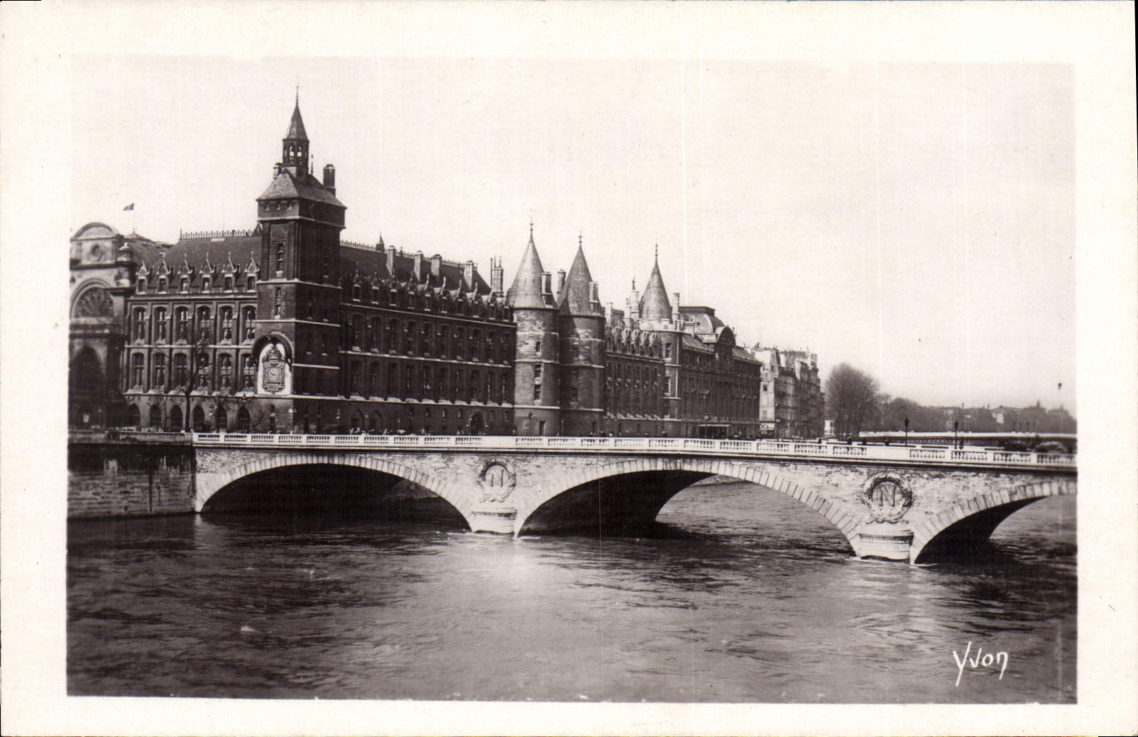 VINTAGE POSTCARD Paris While Strolling Law courts And the Bridge With the Exchange