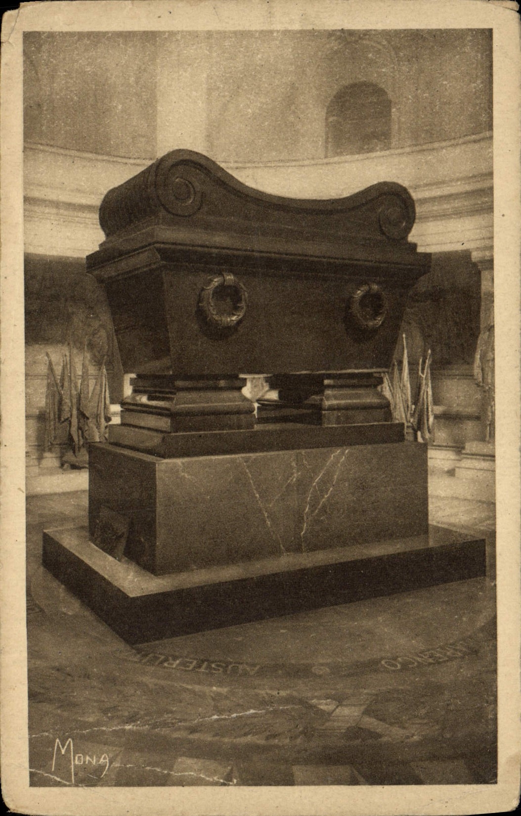 CPA Paris Le Tombeau De Napoleon Sous Le Dome Des Invalides