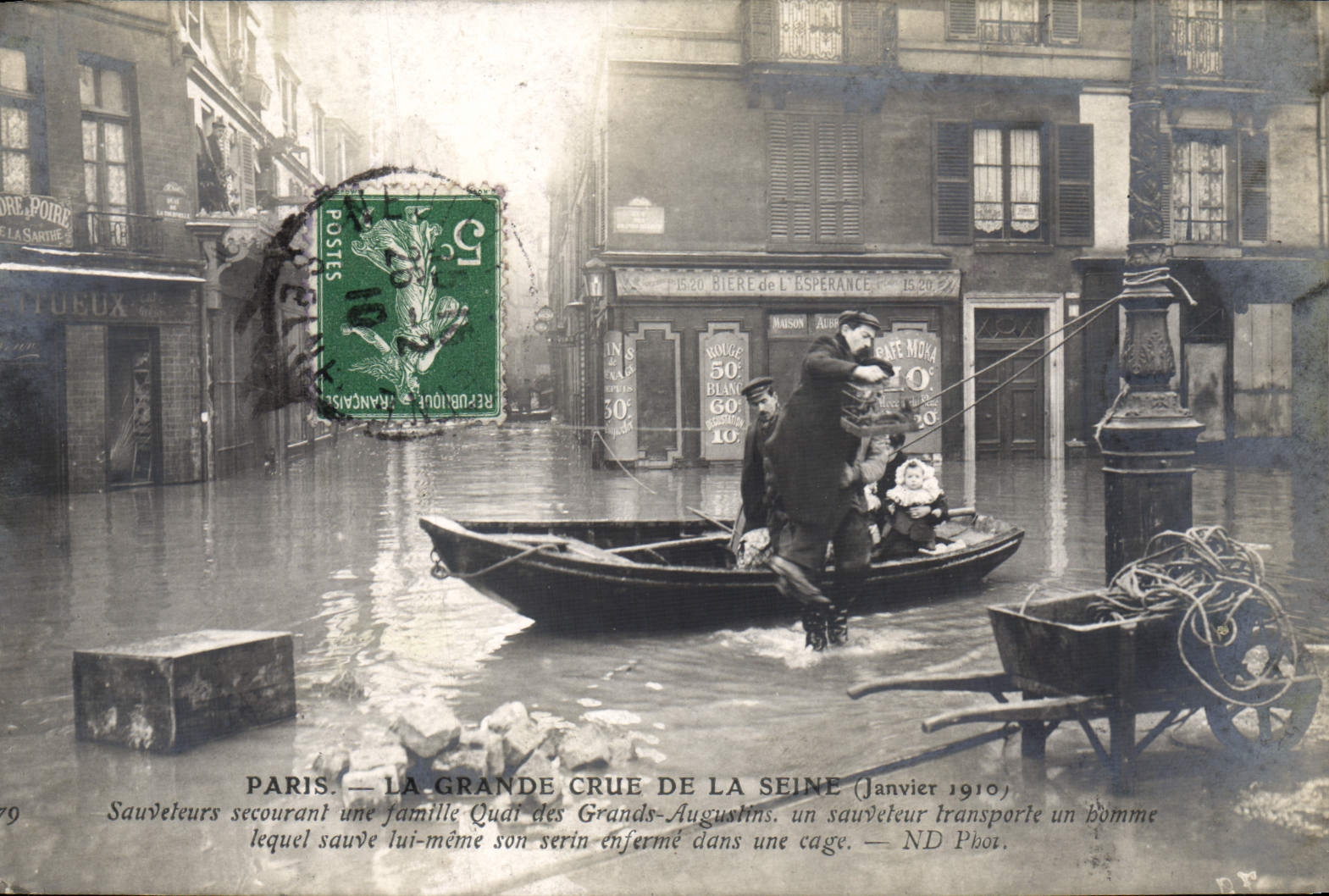 CPA Paris La Grande Crue De la Seine Sauveteurs sauvant une famille Quai des Grands Augustins