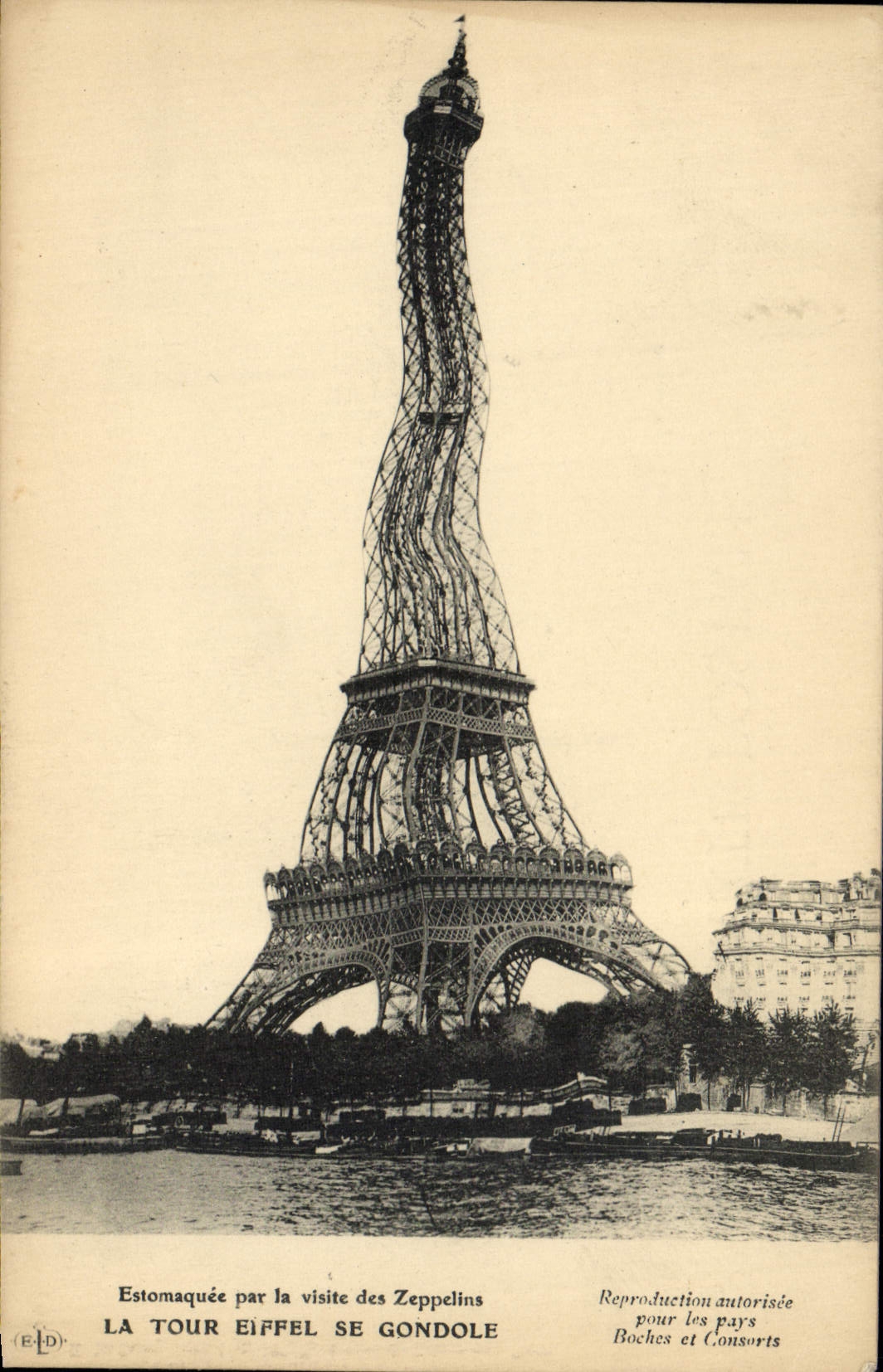 CPA La Tour Eiffel Se Gondole