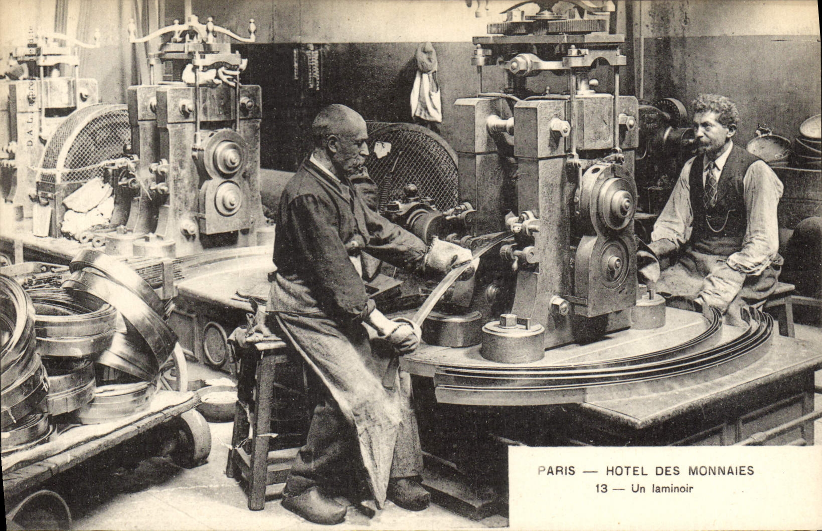 CPA Paris Hotel Des Monnaies Un laminoir