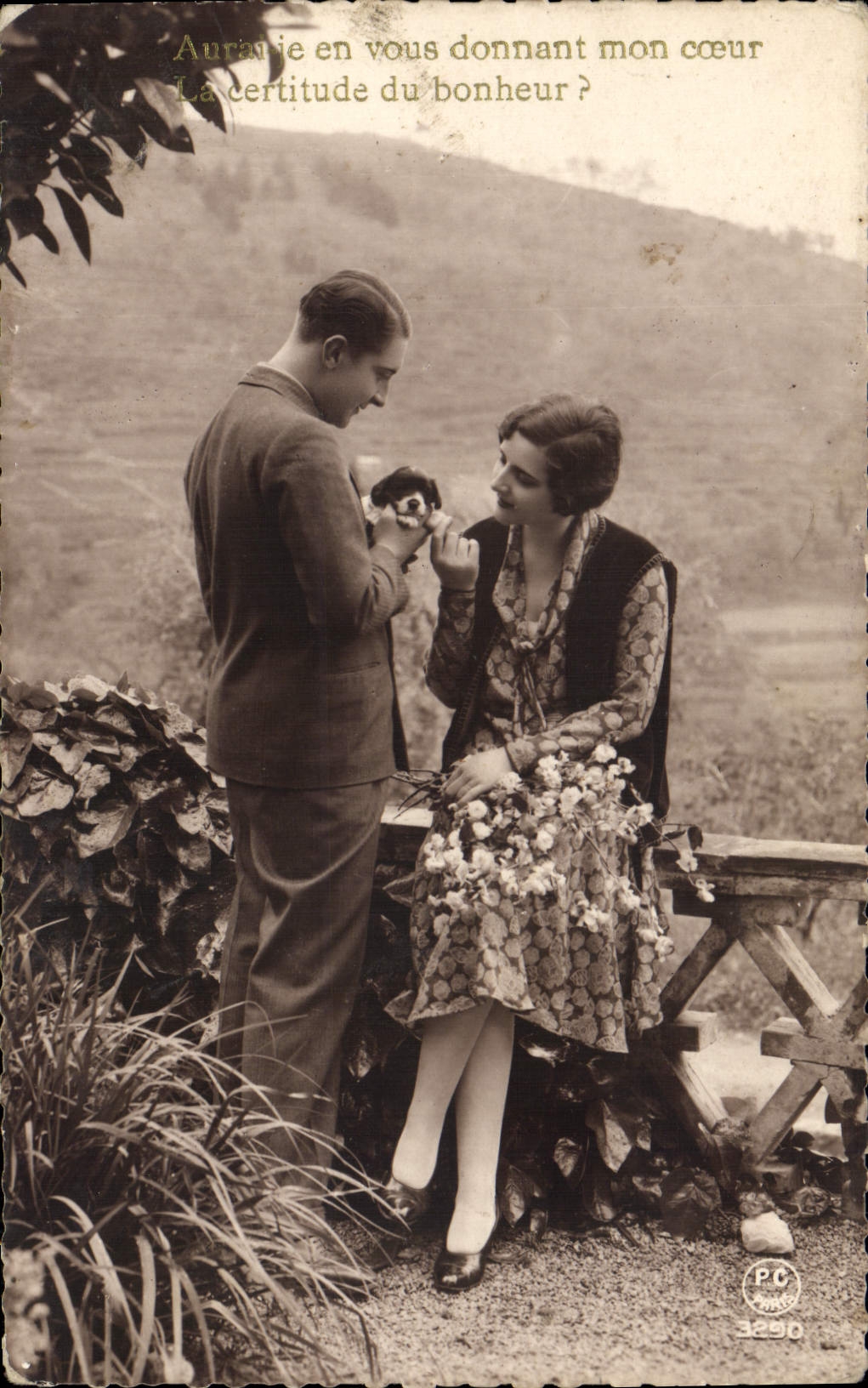 CPA Fantaisie Femme Chien Chiot