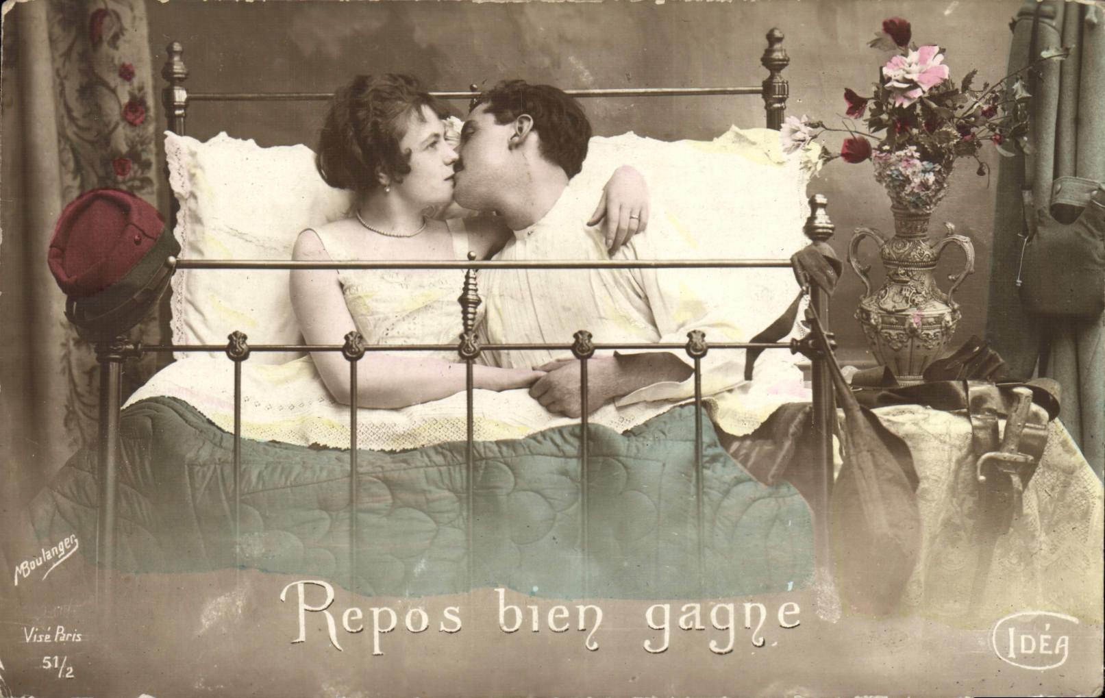 VINTAGE POSTCARD Fantaisie Woman Rest well gains Soldat Militaria