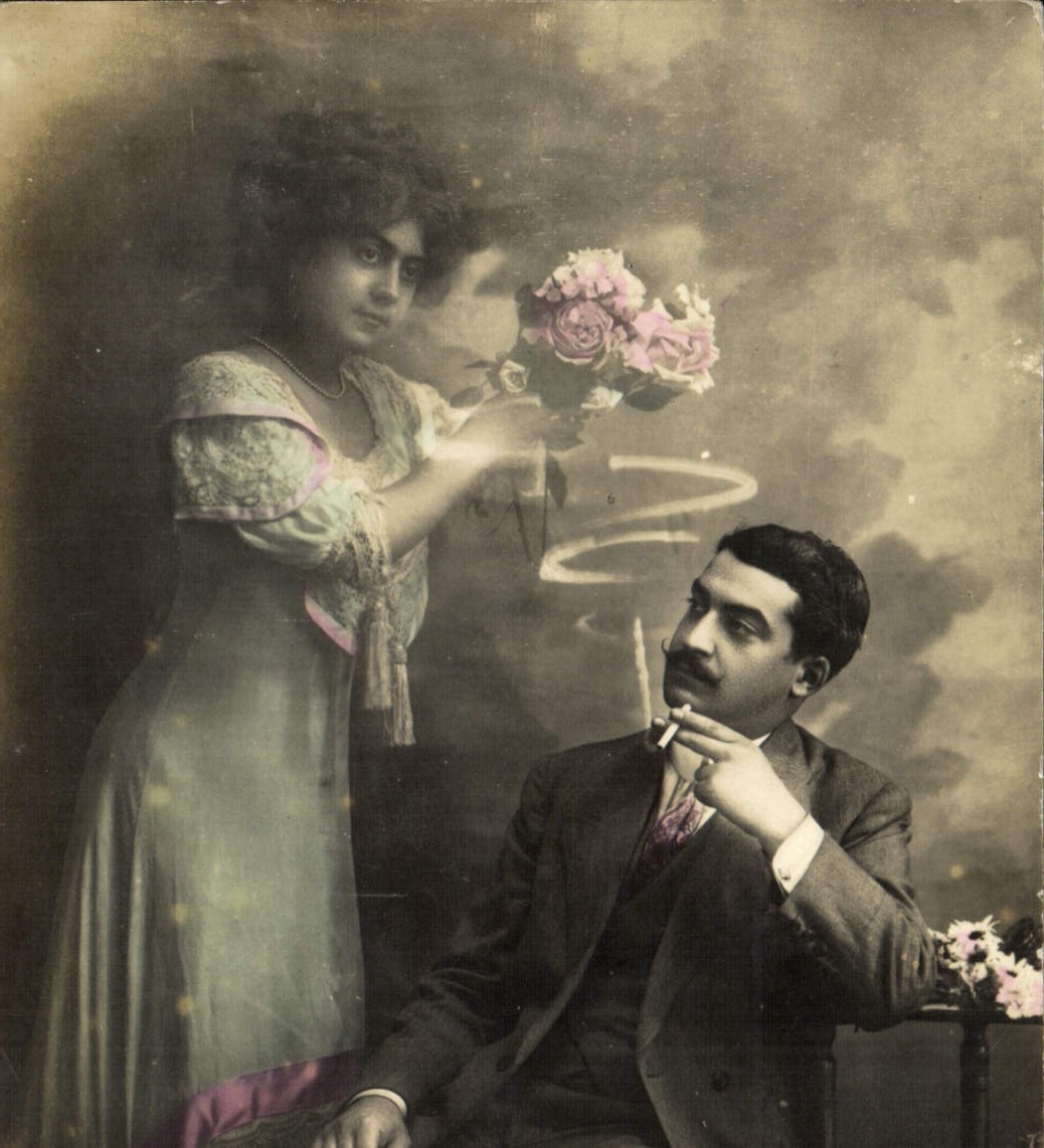 CPA Fantaisie Femme Homme Cigarette 