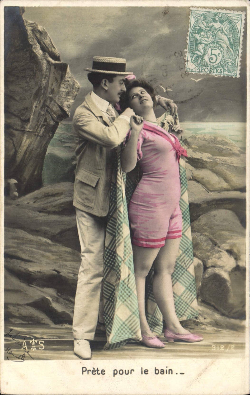 CPA Fantaisie Femme Prete pour le bain 