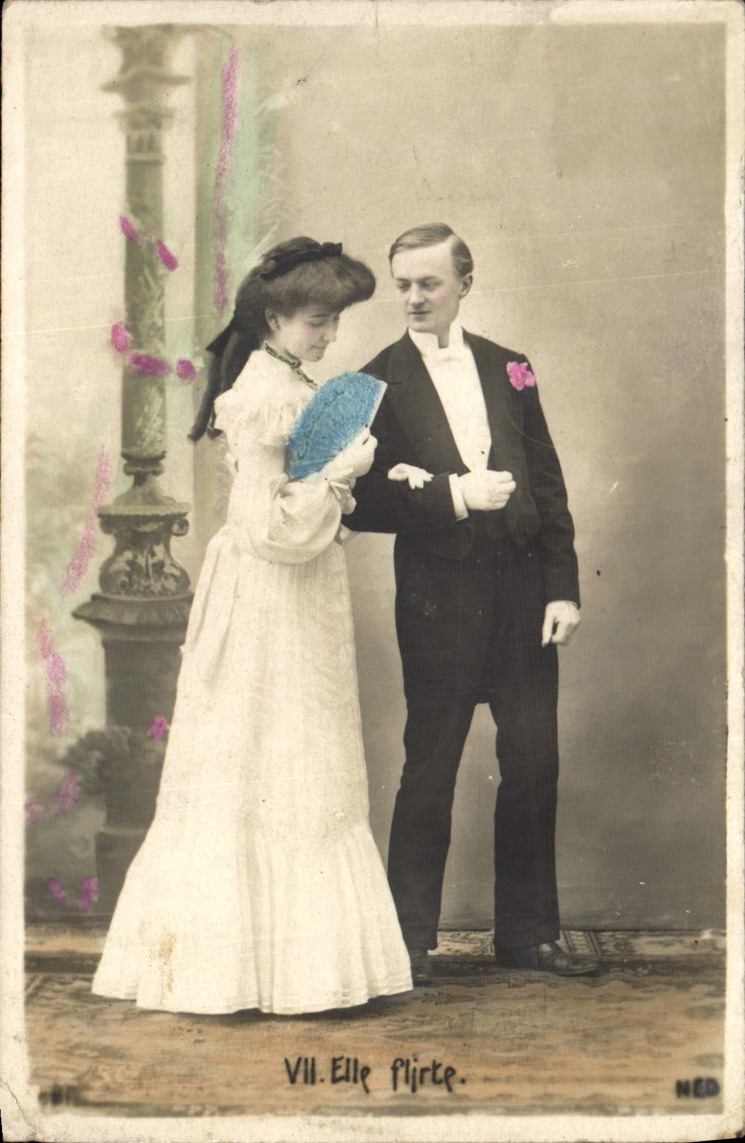 CPA Fantaisie Femme Elle flirte Eventail