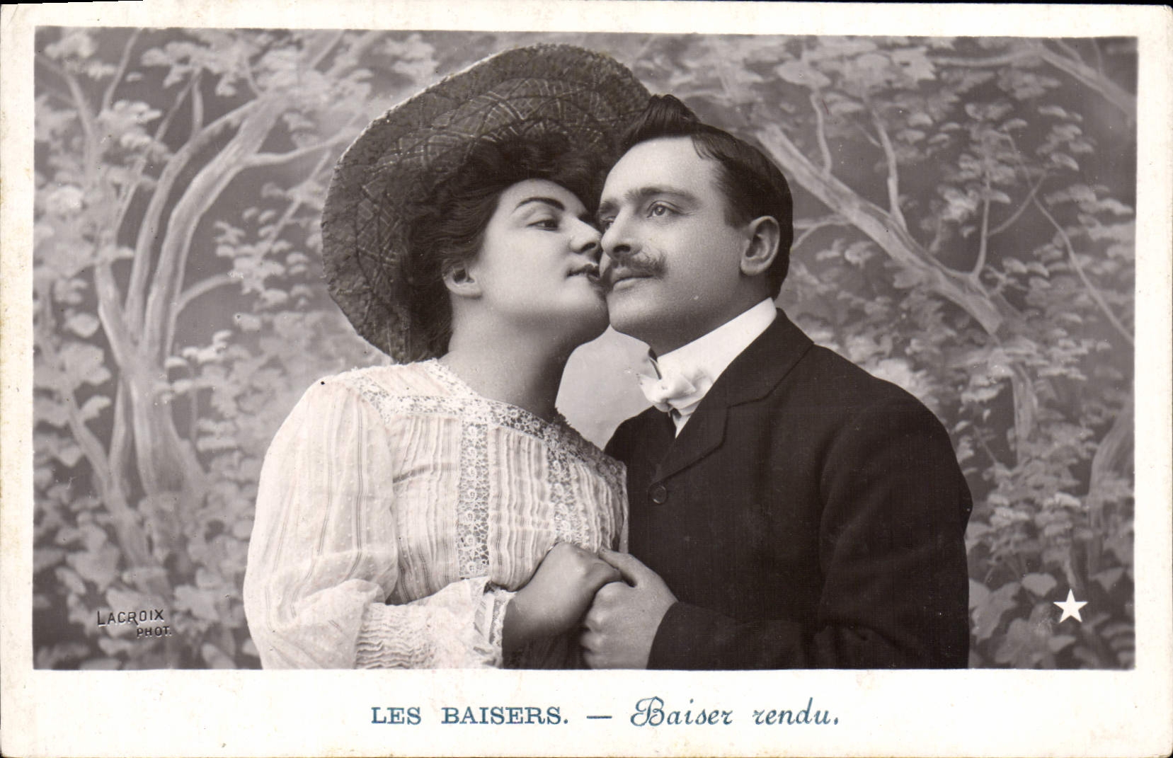 CPA Fantaisie Femme Les baisers