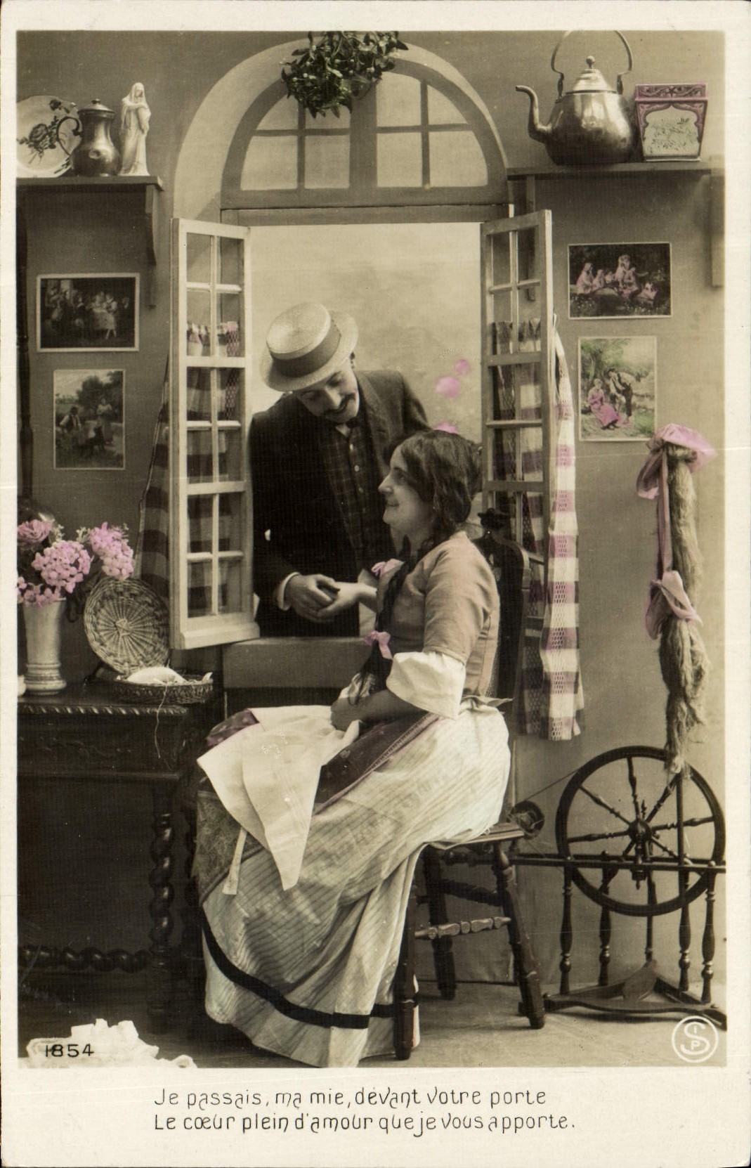 CPA Fantaisie Femme Fileuse