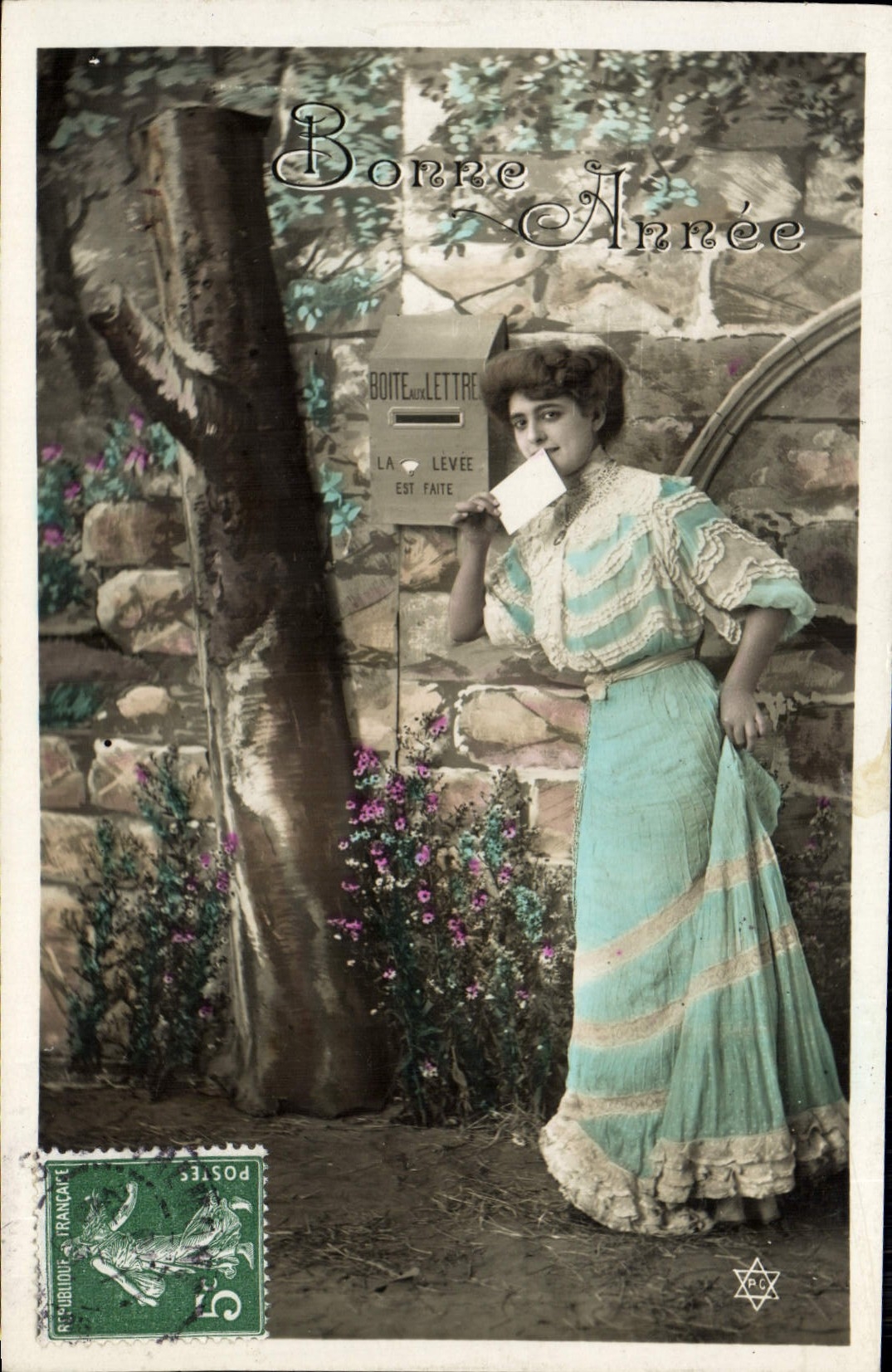 CPA Fantaisie Femme Boite aux lettres