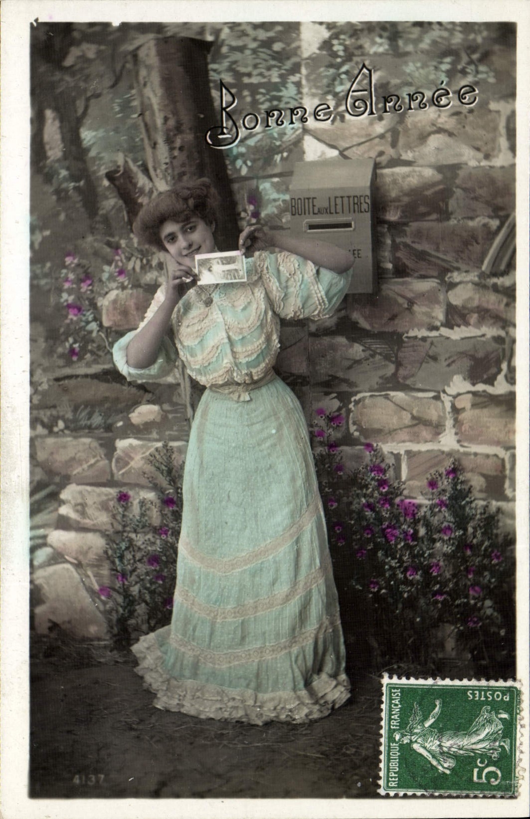 CPA Fantaisie Femme Boite aux lettres