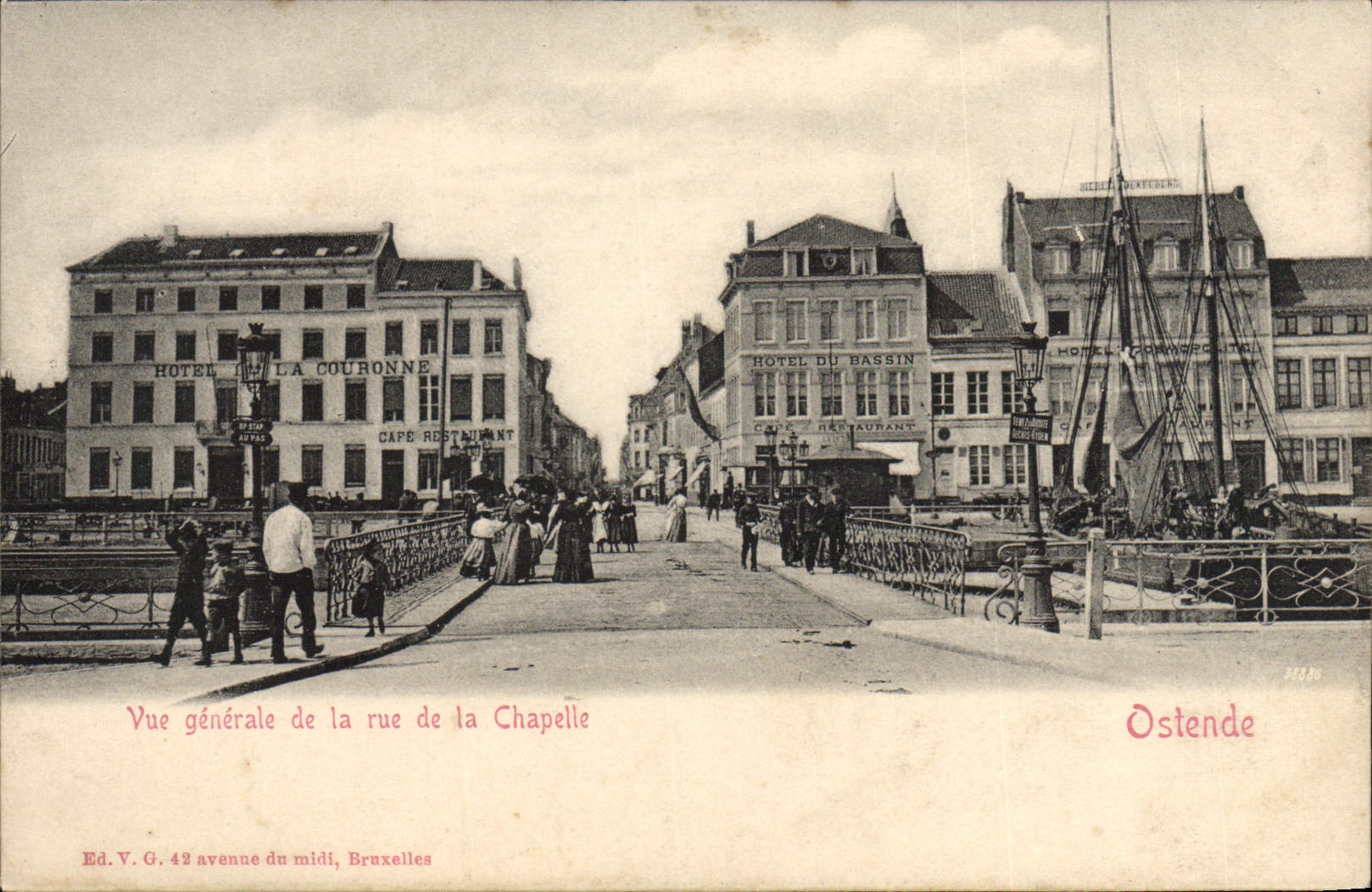 CPA Ostende Vue Generale de la rue de la Chapelle Bateaux