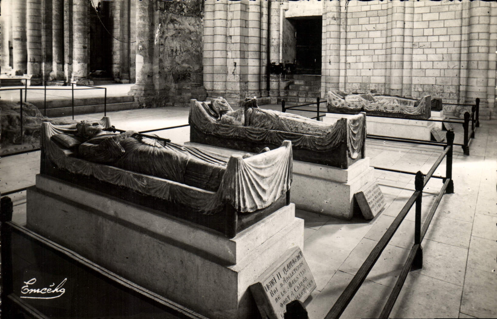 CPA Abbaye de Fontevrault Tombeau de Henri Plantagenet Eleonore de Guyenne Richard Coeur de Lion