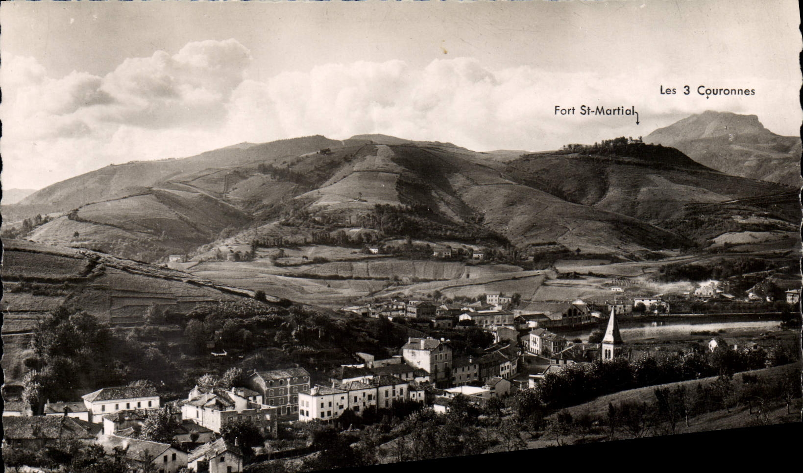 CPM Behobie Vue Generale au loin le Fort Saint Martial et le Mont des Trois Couronnes
