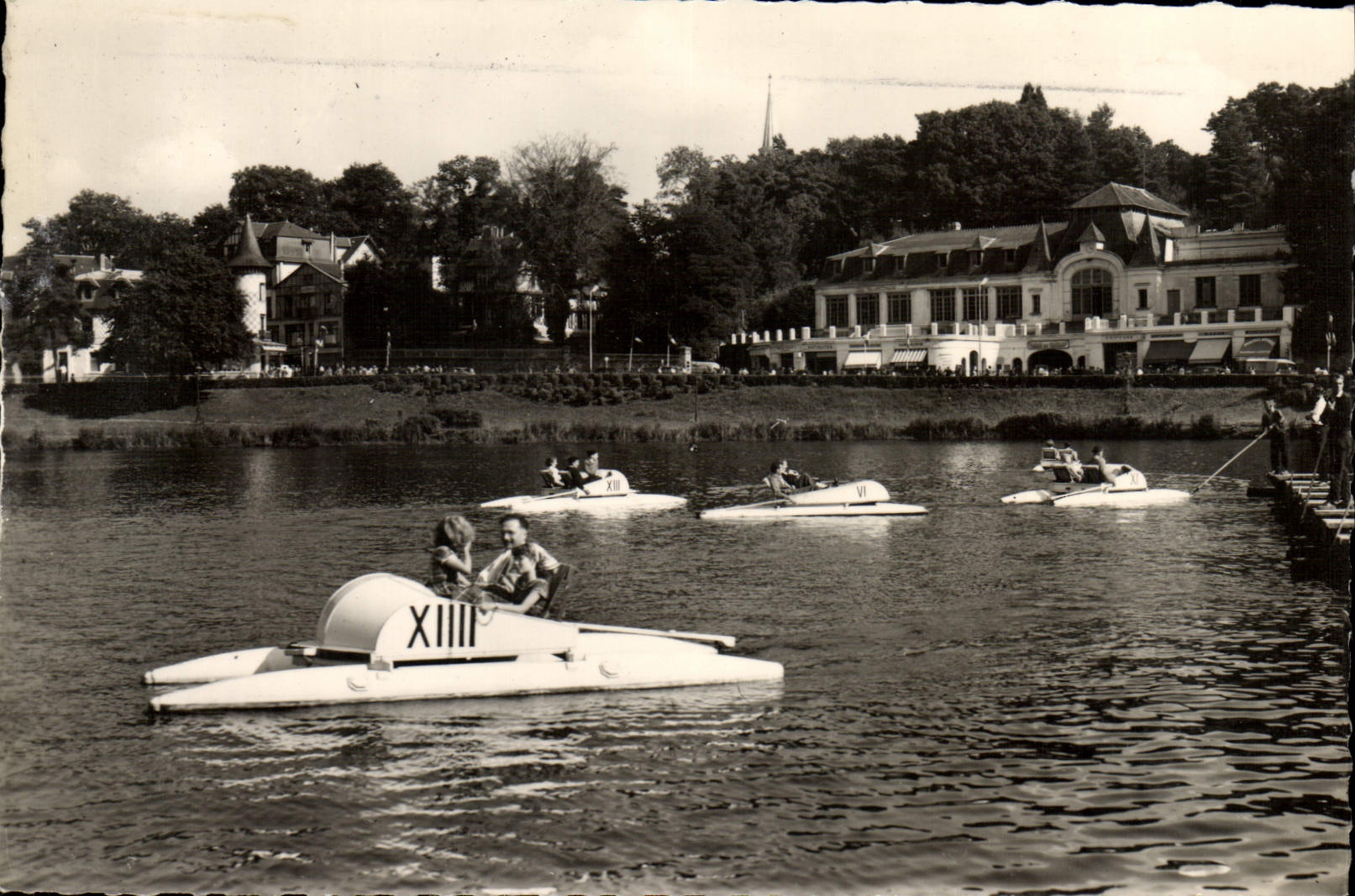 CPM Station Thermale de Bagnoles De L'Orne Un coin du lac et le casino des Therms pedalo