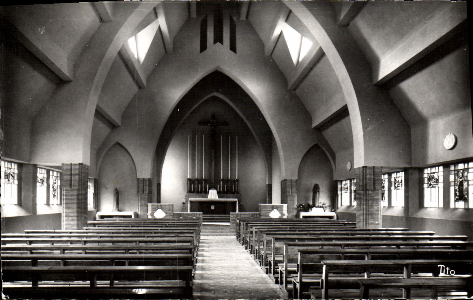 MODERN CARD Valley D' Interior Aure of the Church Lary Saint