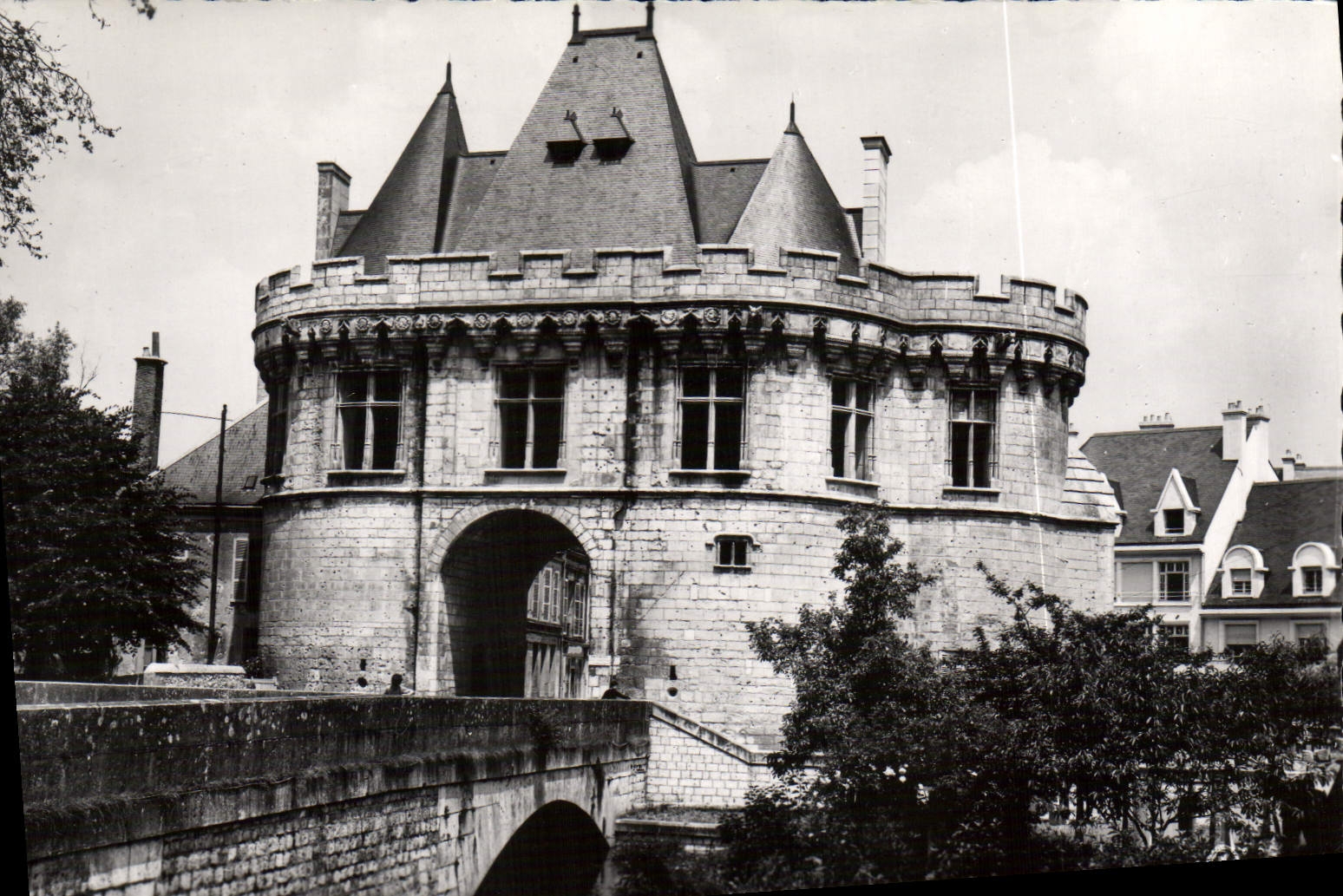 MODERN CARD Vendome Old Town hall Carries Holy Georges