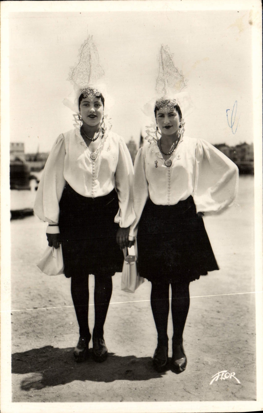 CPM Les Sables d'Olonne Sablaises folklore Costume