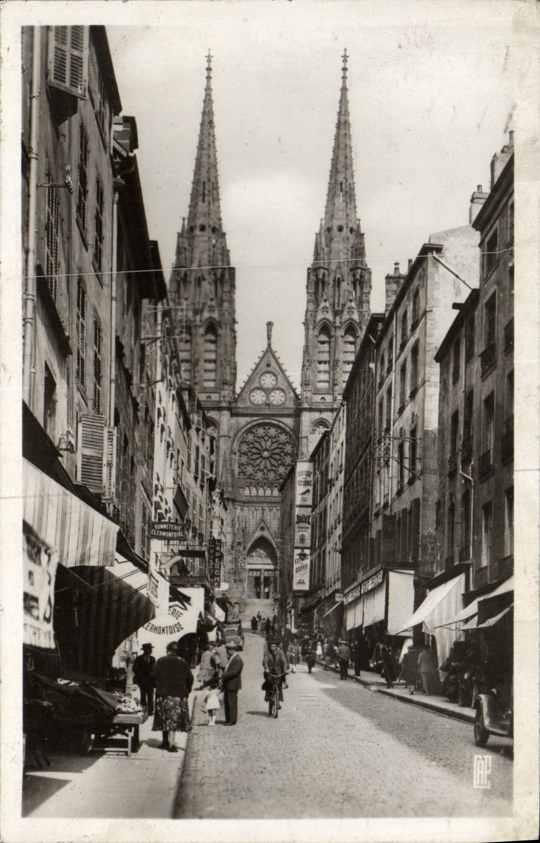 POSTAL Clermont de la VENDIMIA que calza la calle de las grasas