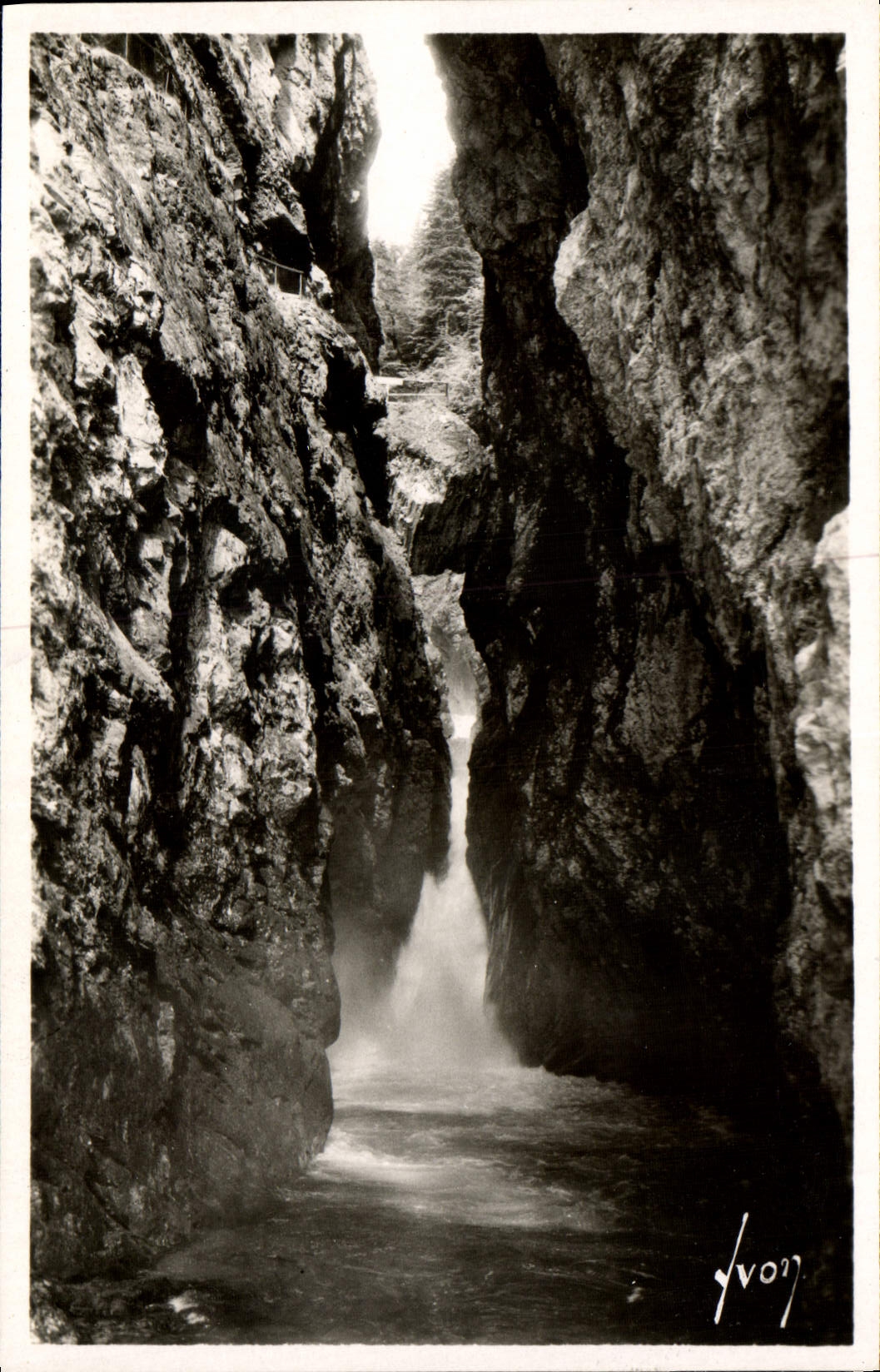 Catarata de la POSTAL de la VENDIMIA del puente de Diosaz y de las cascadas naturales de los bramidos