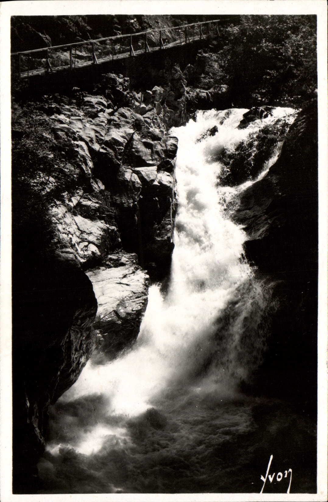Gargantas de la POSTAL de la VENDIMIA de las cascadas de Diosaz de las danzas