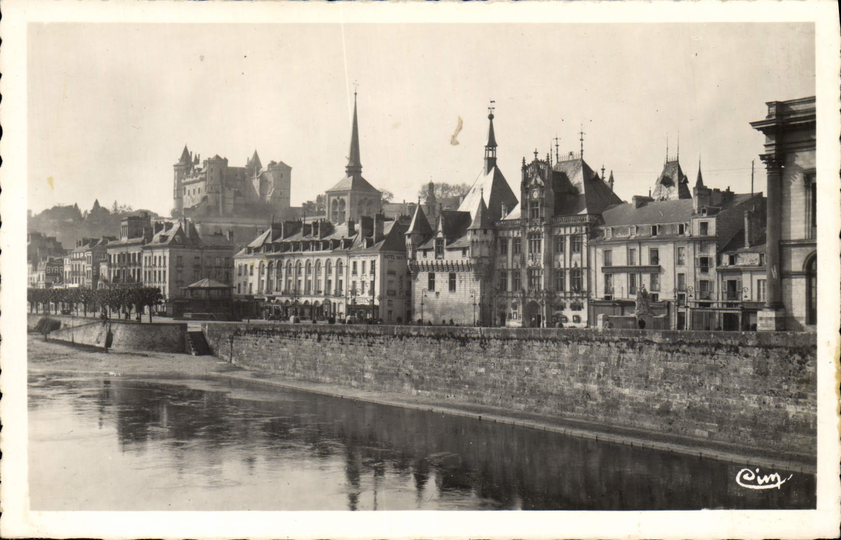 CPM Saumur Le Chateau L'Hotel de Ville et le Quai Wilson