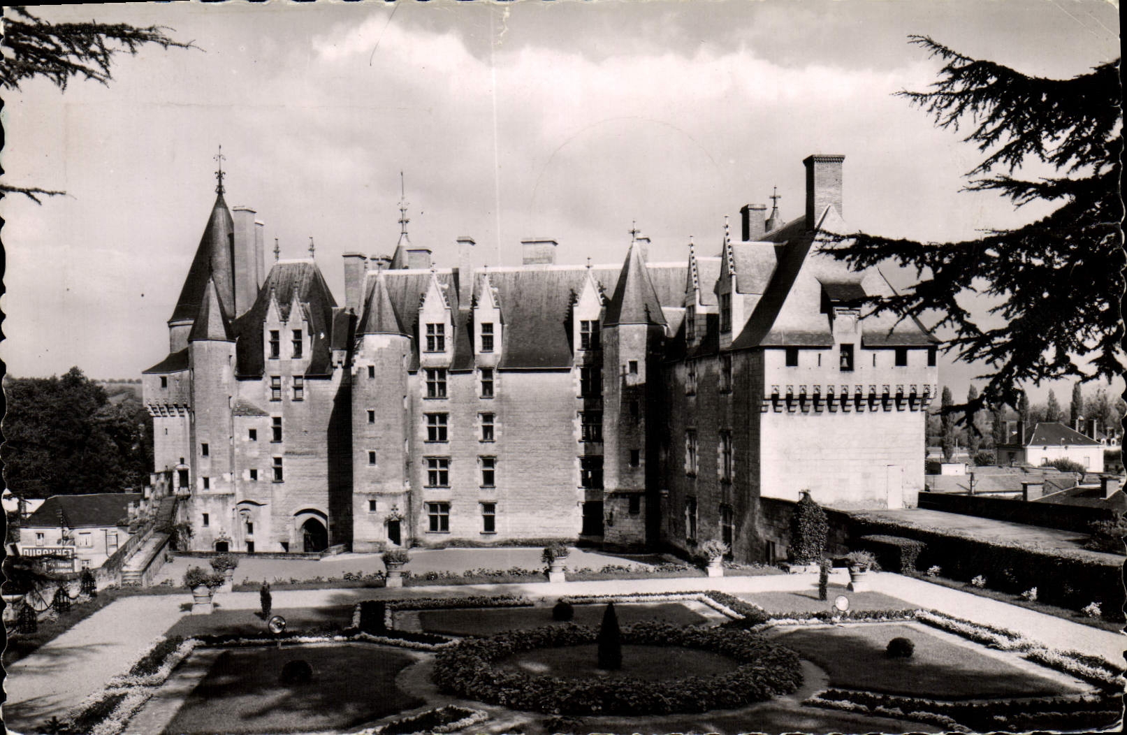 MODERN CARD Langeais Loire ch4ateau interior Court and floor