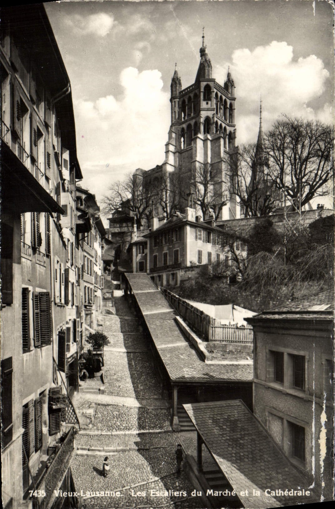 CPM Vieux Lausanne Les escaliers du marche et la cathedrale