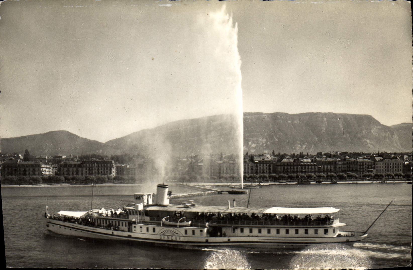 CPM Geneve Le Bateau Salon Geneve Et Le Jet D'Eau