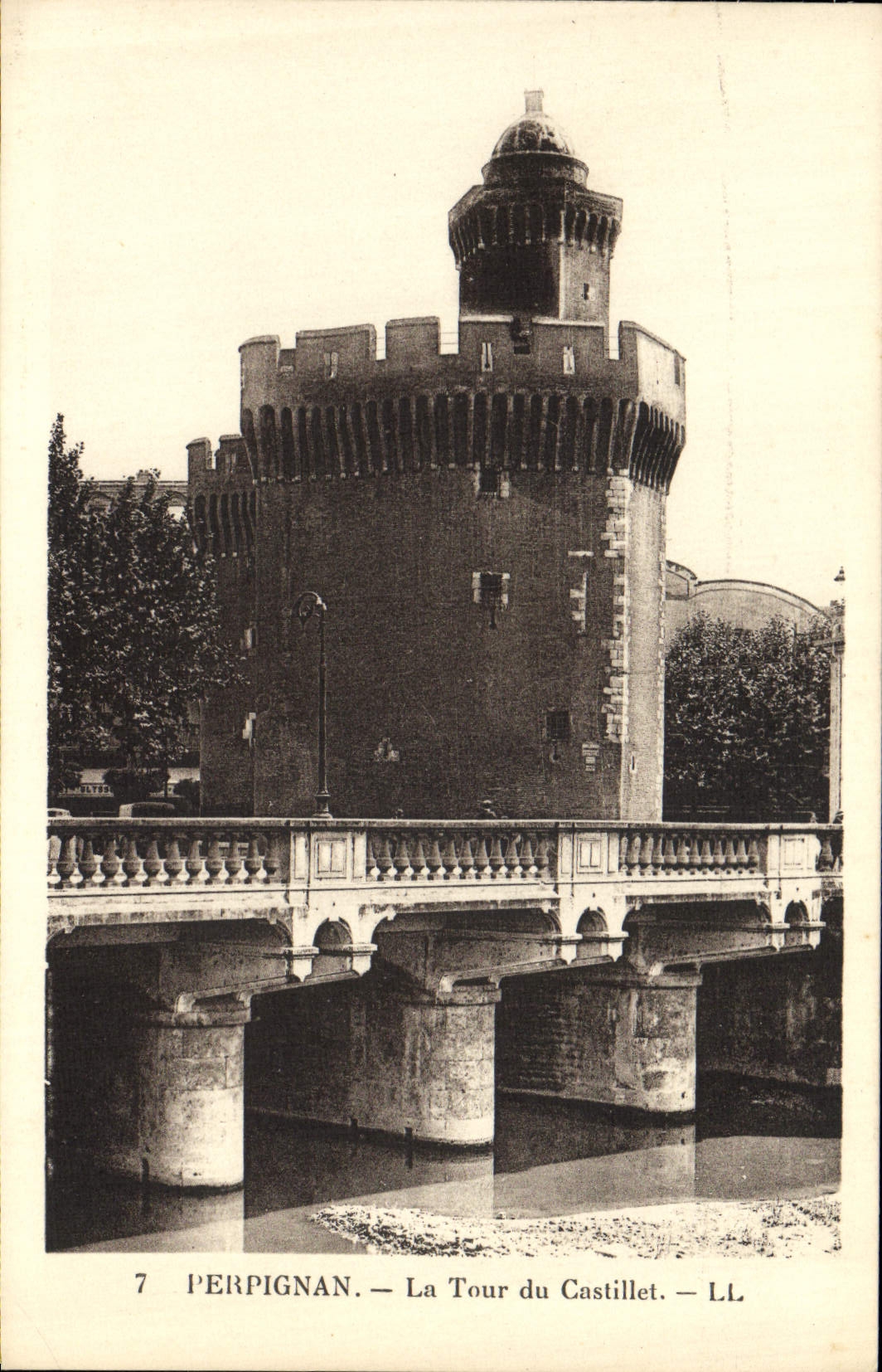 VINTAGE POSTCARD Perpignan the Tower Of Castillet