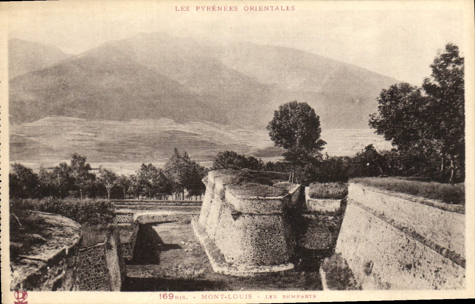 VINTAGE POSTCARD the Eastern Pyrenees Louis Mount walls