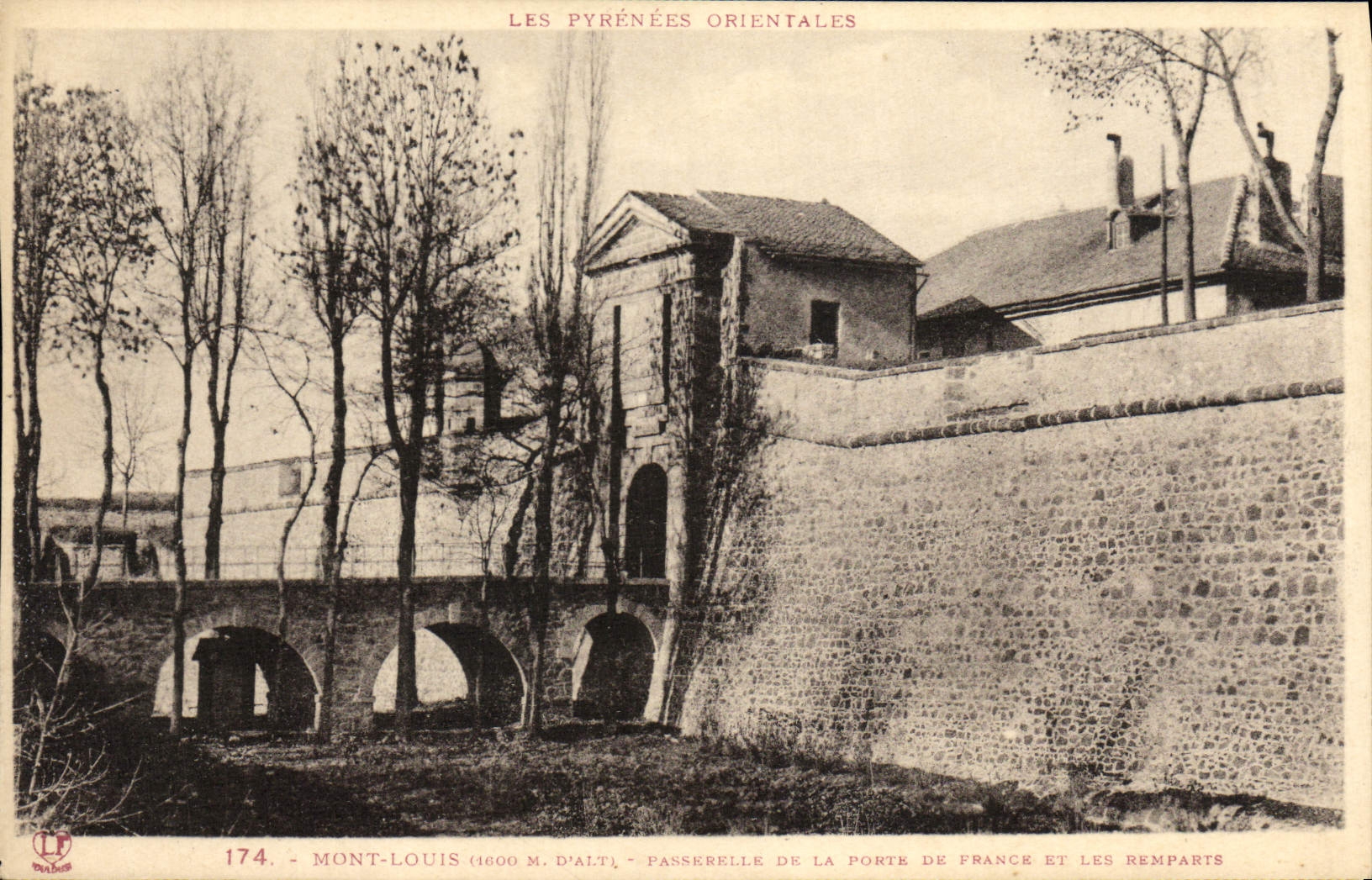 CPA Les Pyrenees Orientales Mont Louis De La Porte De France Et Les Remparts