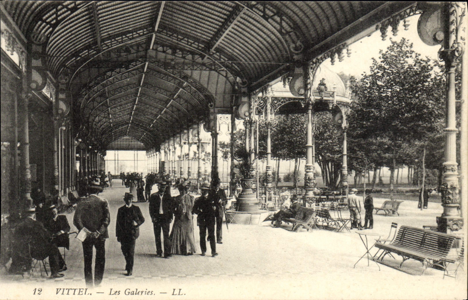 CPA Vittel Les Galeries