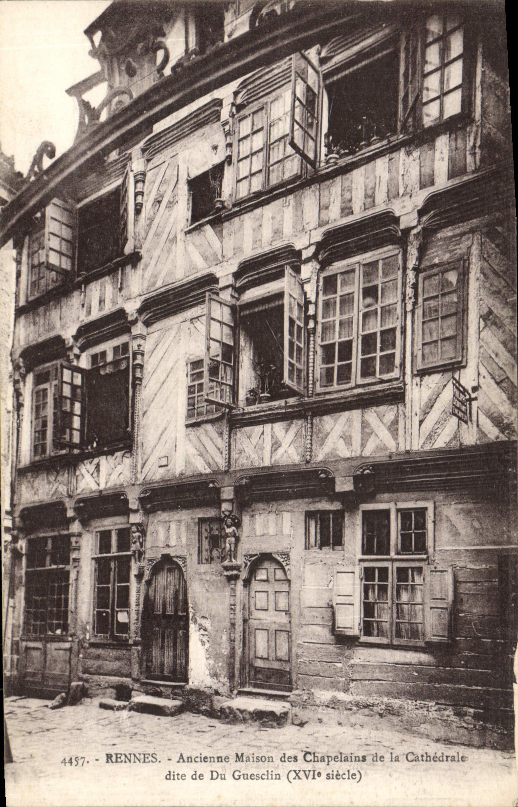 CPA Rennes ancienne Maison Des Chapelains De La Cathedrale dite de Du Guesclin