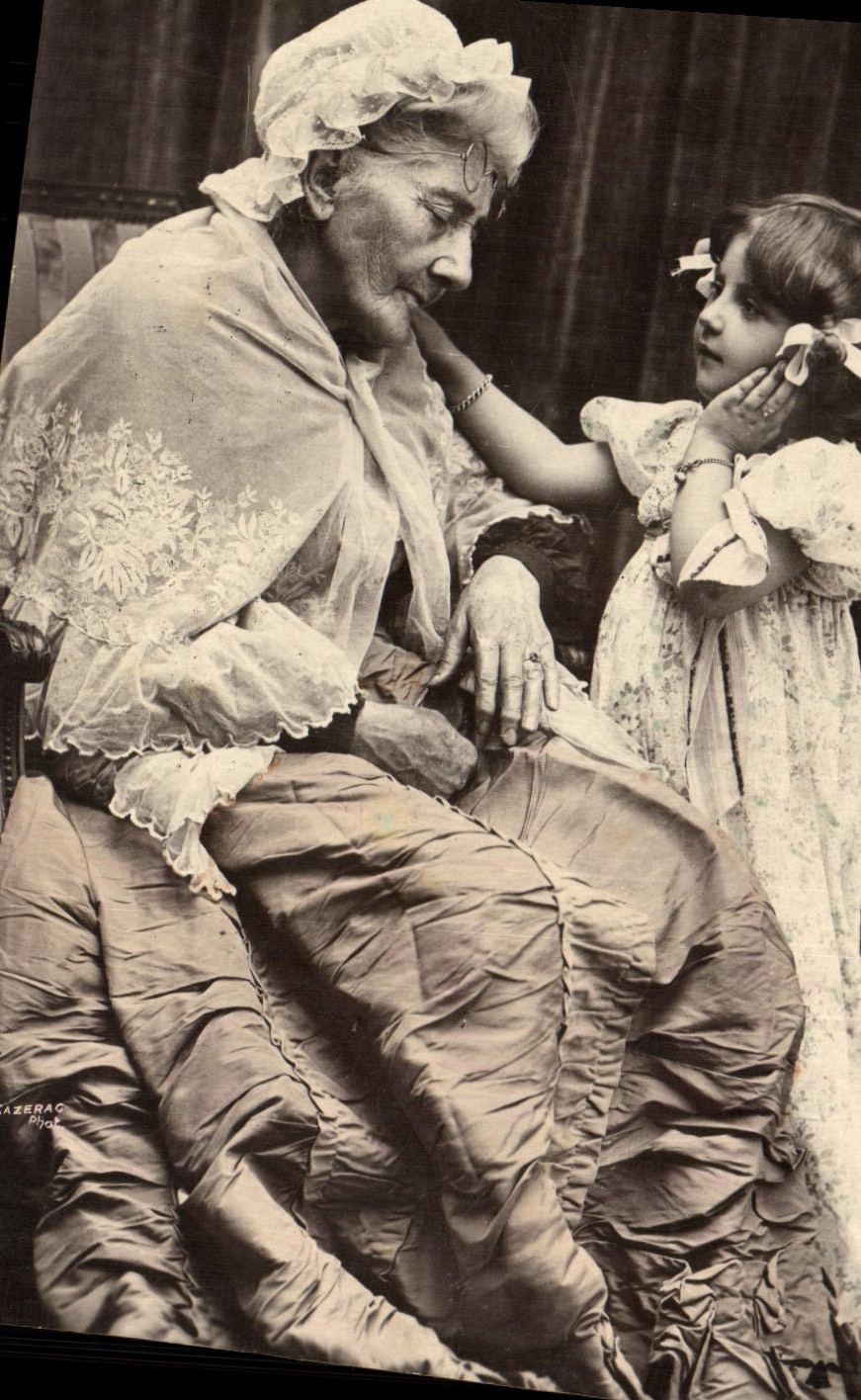 CPA Fantaisie Femme Grand mere Enfant