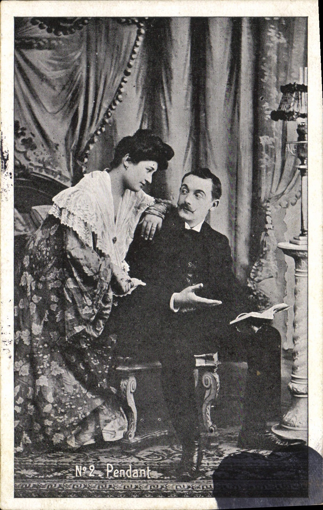 CPA Fantaisie Femme Pendant 