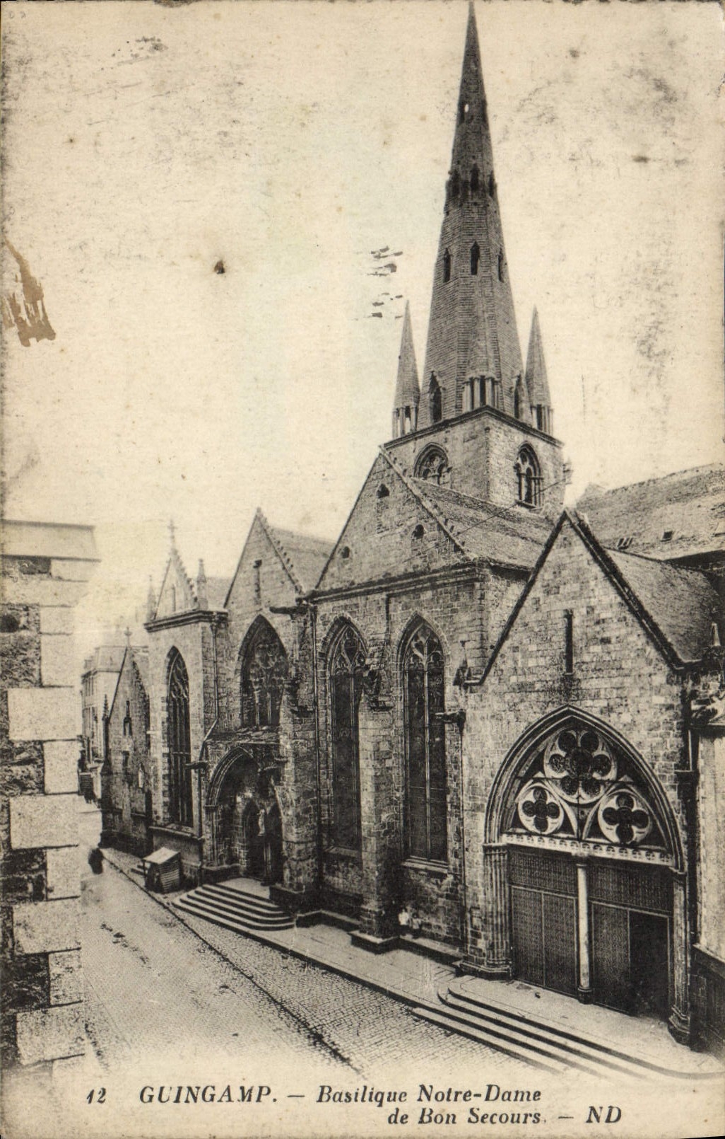 CPA Guingamp Basilique Notre Dame de Bon Secours