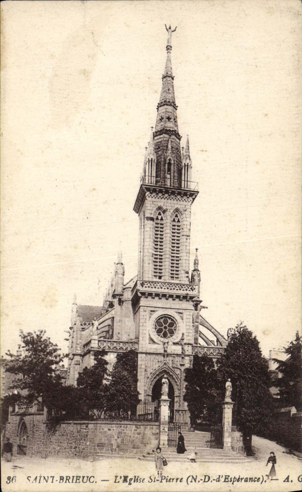 CPA Saint Brieuc L'Eglise St Pierre ND d'Esperance