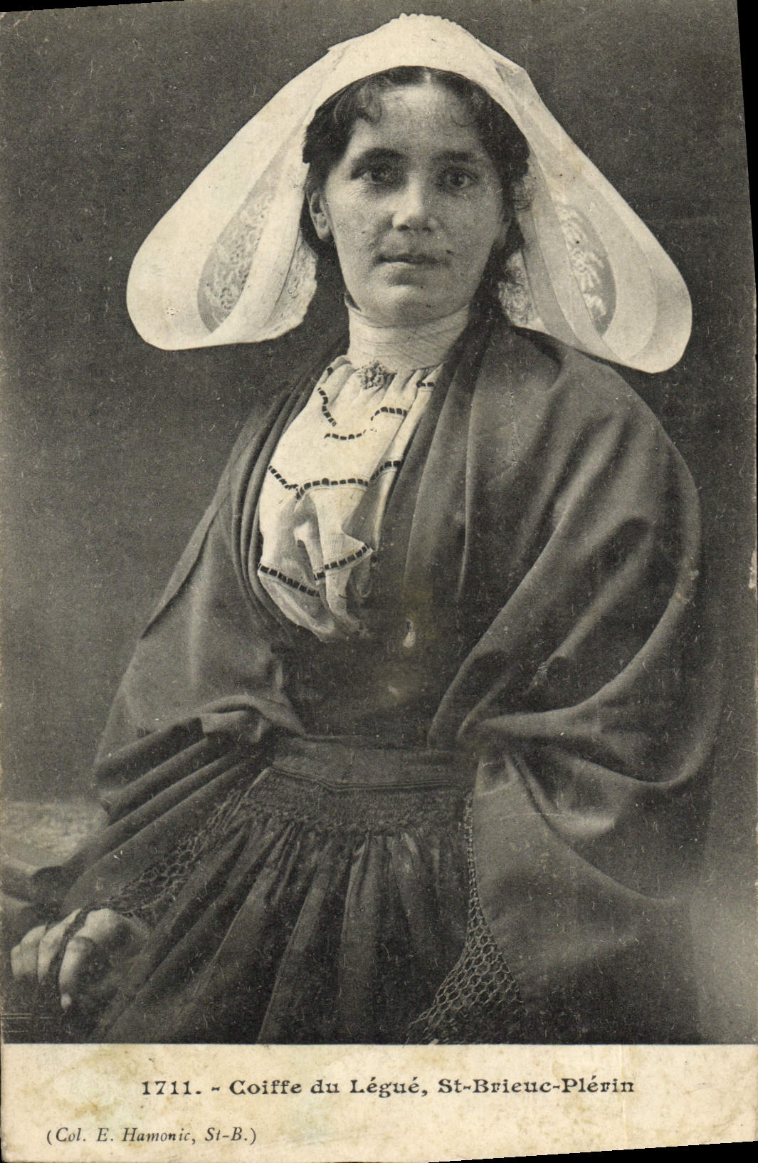CPA Saint Brieuc Plerin Coiffe du Legue Folklore