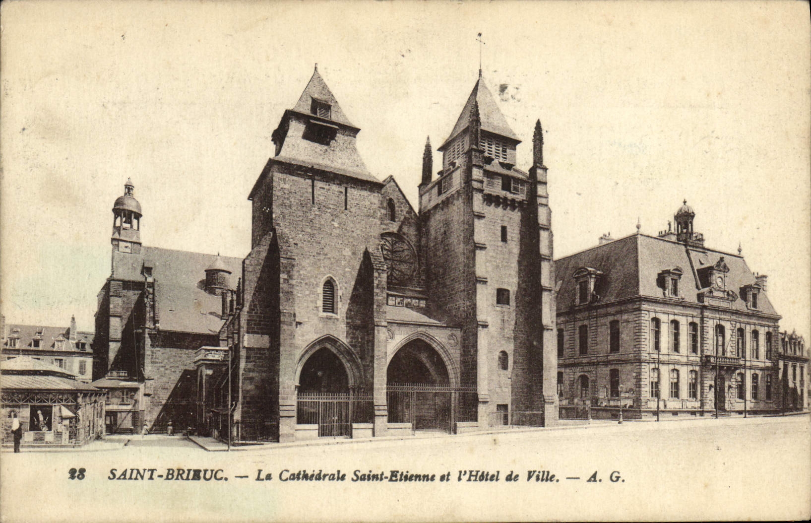 CPA Saint Brieuc La Cathedrale Saint Etienne et L'Hotel de Ville