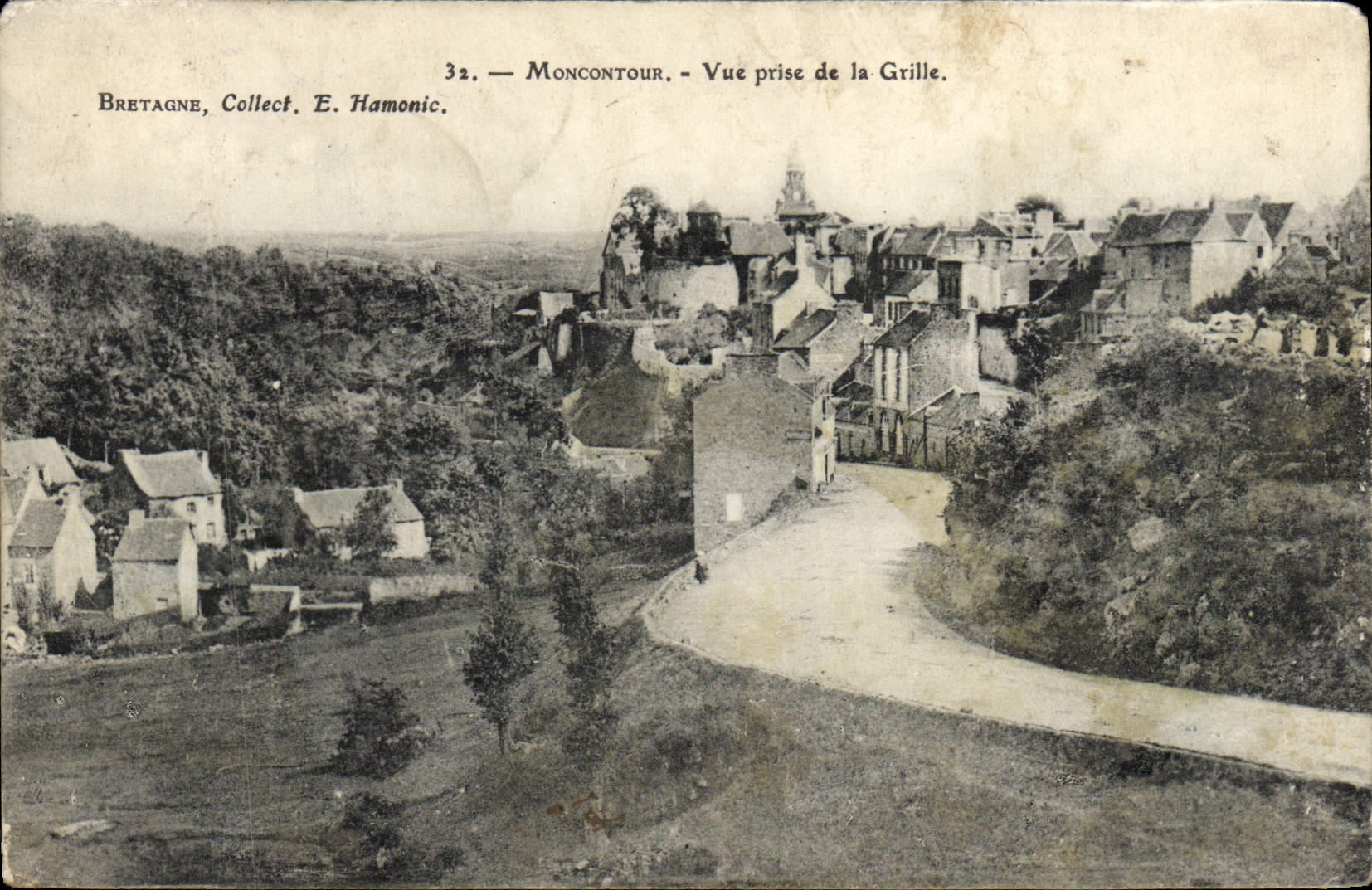 CPA Moncontour Vue Prise de la Grille