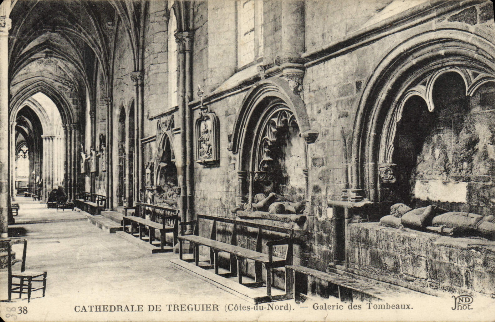 CPA Treguier Cathedrale Galerie des tombeaux
