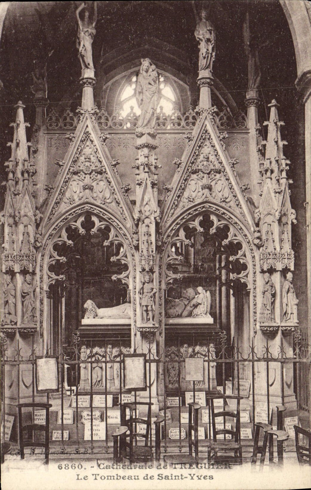 CPA Treguier Cathedrale Le Tombeau de Saint Yves