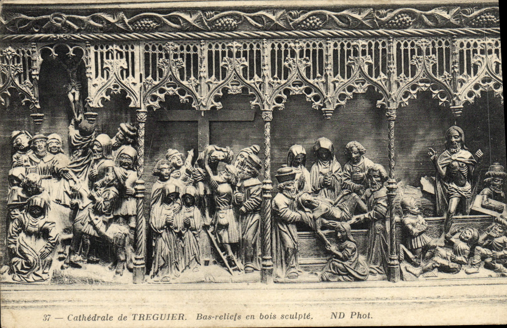 CPA Treguier Cathedrale Bas reliels en Bois